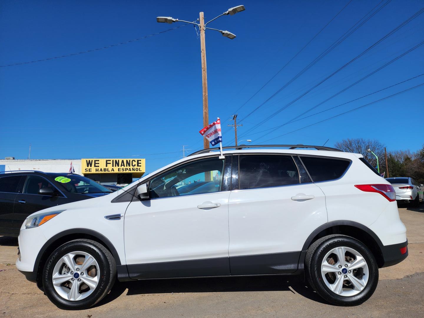 2016 WHITE Ford Escape SE (1FMCU9GX6GU) with an 1.6L L4 DOHC 16V engine, 6-Speed Automatic transmission, located at 2660 S.Garland Avenue, Garland, TX, 75041, (469) 298-3118, 32.885551, -96.655602 - Welcome to DallasAutos4Less, one of the Premier BUY HERE PAY HERE Dealers in the North Dallas Area. We specialize in financing to people with NO CREDIT or BAD CREDIT. We need proof of income, proof of residence, and a ID. Come buy your new car from us today!! This is a Super Clean 2016 FORD ESCAP - Photo#6